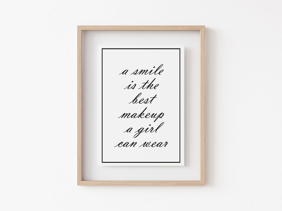 Una sonrisa es el mejor maquillaje que una chica puede usar - Quote Print